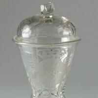 01021 Pronkglas met deksel, wapenschild en 'Vivat Oranie'